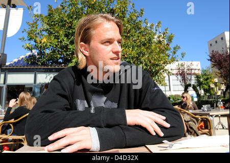 Timo Hildebrand, deutscher Torwart der spanischen Primera Division Club FC Valencia, lächelt in der Sonne während des Telefonats Foto mit der deutschen Presse-Agentur Dpa in Valencia, Spanien, 6. März 2008. Foto: Gero Breloer Stockfoto