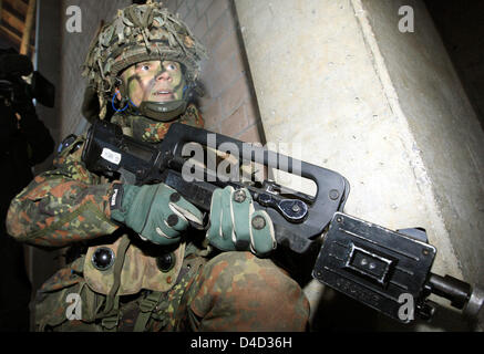 Bundeswehr-Soldaten üben Häuserkampf kämpfen während einer Feld-Übung der Bundeswehr Infanterie Schule Bonnland in Hammelburg, Deutschland, 19. Februar 2008. Foto: Marcus Führer Stockfoto