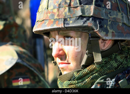 Bundeswehr-Soldaten üben Häuserkampf kämpfen während einer Feld-Übung der Bundeswehr Infanterie Schule Bonnland in Hammelburg, Deutschland, 19. Februar 2008. Foto: Marcus Führer Stockfoto