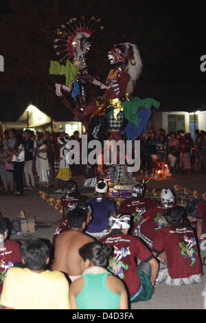 11. März 2013 - Bintan, Riau-Inseln, Indonesien - 11. März 2013 - Bintan Island, Indonesien - balinesischen Hindus beten während Tawur Agung für Nyepi Tag (Silent) Dharma Kerthi Tempel am 11. März 2013 in Bintan Island, Indonesien. TAWUR Agung ist eine hinduistische Zeremonie am Vorabend des Nyepi (Silent) Tages, zu heilen und Clense Körper voraus vor dem Tag der Meditation. (Kredit-Bild: © Sijori Images/ZUMAPRESS.com) Stockfoto