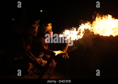 11. März 2013 - Bintan, Riau-Inseln, Indonesien - 11. März 2013 - Bintan Island, Indonesien - balinesischen Hindus beten während Tawur Agung für Nyepi Tag (Silent) Dharma Kerthi Tempel am 11. März 2013 in Bintan Island, Indonesien. TAWUR Agung ist eine hinduistische Zeremonie am Vorabend des Nyepi (Silent) Tages, zu heilen und Clense Körper voraus vor dem Tag der Meditation. (Kredit-Bild: © Sijori Images/ZUMAPRESS.com) Stockfoto