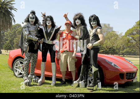 Veröffentlicht von Ferrari Ferrari Handout Bild zeigt finnische Formel1-Fahrer Kimi Räikkönen von Scuderia Ferrari (C) posiert mit US-Rock-Gruppe KISS (L-R) Gene Simmons, Tommy Thayer, Paul Stanley, Eric Singer und ein Ferrari (zurück) in Melbourne, Australien, 13. März 2008. Die Formel 1 Australian Grand Prix statt findet am Sonntag 16. März. Foto: Ferrari HANDOUT / redaktionelle Nutzung Stockfoto