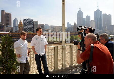 Deutsche Formel1-Fahrer Nick Heidfeld (L) von BMW Sauber und seinem polnischen Teamkollegen Robert Kubica (C) posieren für die Fotografen bei einem Fototermin in der Innenstadt von Melbourne, Australien, 13. März 2008. Die Formel 1 Australian Grand Prix statt findet am Sonntag 16. März. Foto: GERO BRELOER Stockfoto