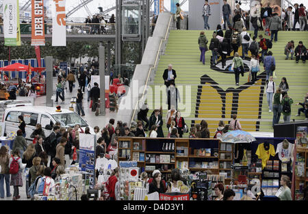 Besucher der Leipziger Buchmesse in Leipzig, Deutschland, 13. März 2008 abgebildet. Vom 13. bis 16. März 2008 zeigen Verlage aus 36 Ländern Neuheiten aus dem Buchmarkt auf der Leipziger Buchmesse. Während die Europa Lesefest "Leipzig liest" präsentiert die Autoren ihre Bücher an über 300 Standorten in der Stadt. Foto: ARNO BURGI Stockfoto