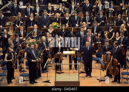 Symphonieorchester des Bayerischen Rundfunks und seinem Chefdirigenten Mariss Jansons (C) genießen den Applaus nach einem Konzert in München, Deutschland, 2. März 2008. Foto: Matthias Schrader Stockfoto