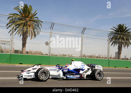 Polnische Formel-1-Fahrer Robert Kubica im BMW Sauber Team steuert sein Auto vorbei an Palmen, während des ersten Trainings im Albert Park Circuit in Melbourne, Australien, 14. März 2008. Die Australian Formula One Grand Prix statt findet am Sonntag 16. März. Foto: GERO BRELOER Stockfoto