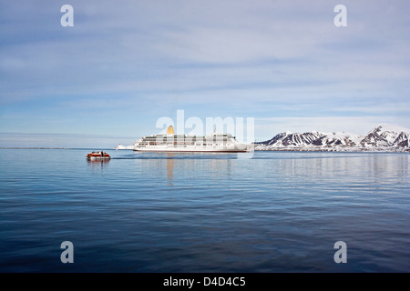 Das Kreuzfahrtschiff Aurora vertäut am Glas aufgetaucht Wasser des Konigsfjord, Spitzbergen in der Arktis Stockfoto