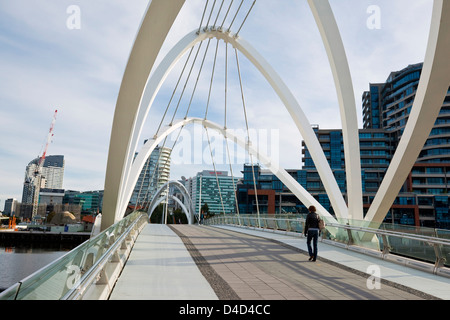 Die Seeleute Brücke - eine Fußgängerbrücke, die Docklands mit South Wharf zu verbinden. Melbourne, Victoria, Australien Stockfoto