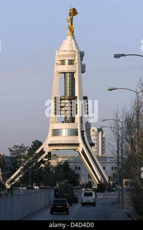 Das Denkmal für die Neutralität von Turkmenistan in der Hauptstadt Aşgabat, Turkmenistan, 25. Februar 2008 abgebildet. Die Spitze des Denkmals ist eine goldene Statue des ehemaligen turkmenischen Präsidenten für Leben Saparmyrat Nyýazow, gestorben im Dezember 2006 und hatte sein Volk ihn als Turkmenbashi was bedeutet "Vater der Turkmenen" anzubeten. Um seine selbsternannten Erhabenheit zu unterstreichen, rüstet die Statue towar Stockfoto