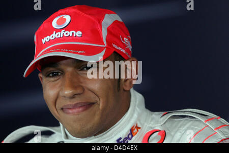 Britischen Lewis Hamilton von McLaren Mercedes lächelt auf einer Pressekonferenz nach dem Qualifying auf Albert Park Circuit in Melbourne, Australien, 15. März 2008. Hamilton nimmt die Pole-Position vor Kubica und Kovalainen. Die Formel 1 Australian Grand Prix Auftakt der Saison 2008 am 16. März. Foto: ROLAND WEIHRAUCH Stockfoto