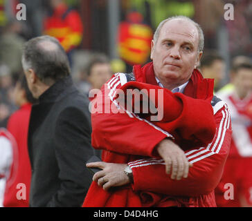 Bayern Manager Uli Hoeneß ist enttäuscht, nach die Bundesliga-Spiel Energie Cottbus Vs FC Bayern München im Stadion der Freundschaft-Stadion in Cottbus, Deutschland, 15. März 2008. Auf der linken Seite ist Trainer Ottmar Hitzfeld. Cottbus gewann das Spiel 2: 0. Foto: BERND SETTNIK (Achtung: EMBARGO Bedingungen! Die DFL ermöglicht die weitere Nutzung der Bilder in IPTV, mobile Dienste Stockfoto