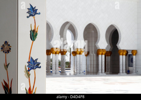 Atrium der Sheikh-Zayed-Moschee, Abu Dhabi, Vereinigte Arabische Emirate Stockfoto