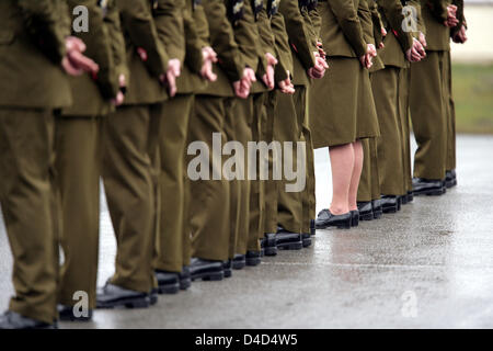 Die Queen Royal Hussars Line-up bei einem Besuch des Duke of Edinburgh in Paderborn-Sennelager, Deutschland, 16. März 2008. Aufgrund des Regiments irischer Herkunft der Gemahl von Königin Elizabeth II feiert St. Patricks Day mit den Veteranen, Soldaten und ihre Familien. Foto: Jörg Carstensen Stockfoto