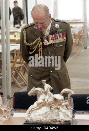 Der Herzog von Edinburgh Prinz Philip ist bei einem Besuch bei der Queen Royal Hussars in seiner Funktion als ehrenamtlicher Oberst in Paderborn-Sennelager, Deutschland, 16. März 2008 abgebildet. Aufgrund des Regiments irischer Herkunft der Gemahl von Königin Elizabeth II feiert St. Patricks Day mit den Veteranen, Soldaten und ihre Familien. Foto: Jörg Carstensen Stockfoto