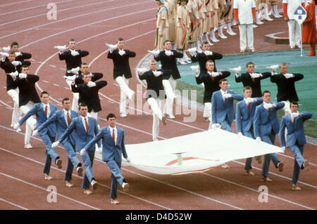 Die Datei zeigt die Olympische Flagge und weiße Tauben in das Lenin-Stadion bei der Eröffnungsfeier im Stechschritt durchgeführt für die 22. Olympischen Spiele in Moskau, Sowjetunion, 19. Juli 1980. 5,353 Athleten aus 81 Ländern nahmen an den Olympischen Spielen teil. Viele andere boykottierten die Veranstaltung als Zeichen des Protests gegen die sowjetische militärische Intervention in Afghanistan. Foto: Frank Leonhardt Stockfoto