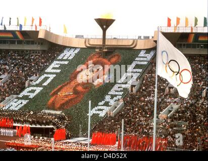 Die Datei zeigt 5000 Athleten bilden das Maskottchen "Misha" mit Tuch während der Eröffnungsfeier für die 22. Olympischen Spiele im Lenin-Stadion in Moskau, Sowjetunion, 19. Juli 1980. 5,353 Athleten aus 81 Ländern nahmen an den Olympischen Spielen teil. Viele andere boykottierten die Veranstaltung als Zeichen des Protests gegen die sowjetische militärische Intervention in Afghanistan. Foto: Frank Leonhardt Stockfoto