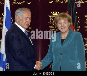 Israels Oppositionsführerin und ehemalige Premierminister Benjamin Netanjahu (L) schüttelt Hände mit German Chancellor Angela Merkel (R) in Jerusalem, Israel, 18. März 2008. Frau Merkel ist bei einem dreitägigen Besuch anlässlich des 60. Jahrestages der Gründung des Staates Israel. Foto: Peer Grimm Stockfoto