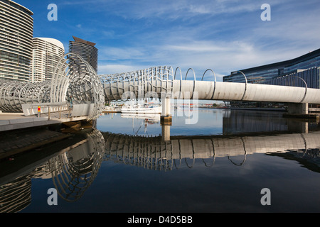 Webb-Brücke in Melbourne Docklands - Design inspirierte Koorie Fischerei fallen. Melbourne, Victoria, Australien Stockfoto