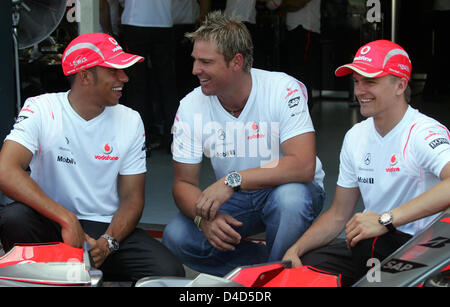 Australische Cricketspieler Shane Warne (C) posiert mit McLaren-Mercedes-Fahrern britischen Lewis Hamilton (L) und finnischen Heikki Kovalainen vor dem Formel 1 Australian Grand Prix im Albert Park Circuit in Melbourne, Australien, 16. März 2008. Hamilton verwaltet einen Pol-to-Flag-Sieg in einem actiongeladenen und Absturz übersäte GP von Australien. Foto: Roland Weihrauch Stockfoto