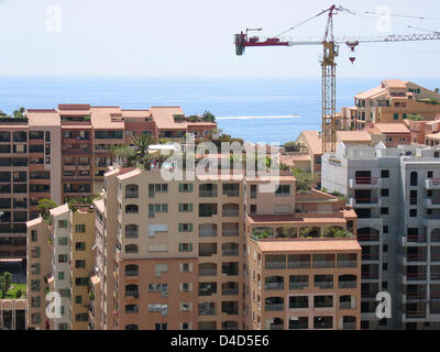 (Dpa-Datei) Das Bild zeigt einen Baukran zwischen Wohngebäuden in Monte Carlo, Monaco, 25. Mai 2005. Foto: Xamax Stockfoto