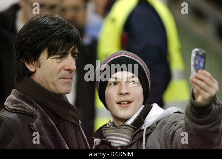 Ein Fan nimmt ein Bild mit seinem Handy von sich selbst mit Bundestrainer Joachim Loew während der 2. Bundesligaspiel SC Freiburg Vs 1. FC Köln im Badenova-Stadion in Freiburg, Deutschland, 17. März 2008. Foto: Rolf Haid Stockfoto