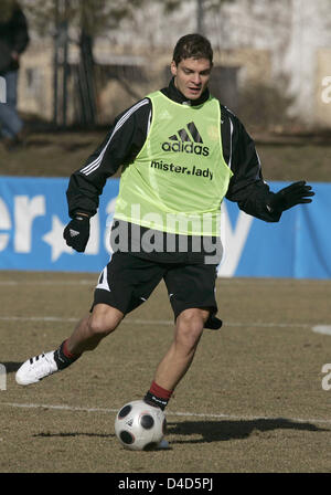 Griechische Stürmer des Bundesligisten 1. FC Nürnberg Angelos Charisteas in Aktion während einer Trainingseinheit in Nürnberg, 19. Februar 2008 gezeigt. Foto: Daniel Karmann Stockfoto