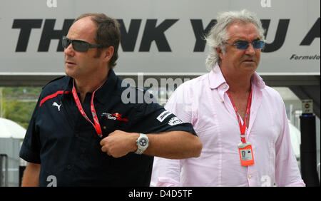 Österreichischen Gerhard Berger (L), Mitinhaber der Scuderia Toro Rosso-Ferrari und Renault italienischen team principal Flavio Briatore (R), check-in im Fahrerlager von Sepang Circuit in der Nähe von Kuala Lumpur, Malaysia, 20. März 2008. 2008 Formel 1 Malaysia Grand Prix statt findet in Sepang Circuit am 23. März. Foto: Roland Weihrauch Stockfoto