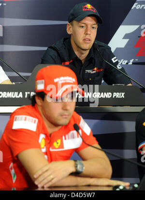 Formel 1 Fahrer etwa Felipe Massa der Scuderia Ferrari (vorne), und Deutsche Sebastian Vettel der Scuderia Toro Rosso-Ferrari (hinten) im Rahmen einer Pressekonferenz in Sepang Circuit in der Nähe von Kuala Lumpur, Malaysia, 20. März 2008 abgebildet. 2008 Formel 1 Malaysia Grand Prix statt findet in Sepang Circuit am 23. März. Foto: Gero Breloer Stockfoto