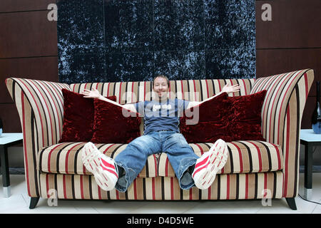 Schweizer Pop-Chart-Topper DJ Bobo stellt auf einer riesigen Couch in Dresden, Deutschland, 19. März 2008. Seiner neuen Tour "Vampires Alive" startet am 30. April in Oberhausen, Deutschland. Foto: Andreas Weihs Stockfoto