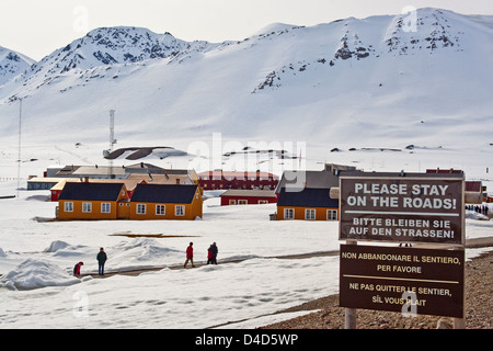 Weltweit nördlichste zivile Siedlung in Ny Alesund auf Spitzbergen mit Schild Warnung Besucher, fragile Umwelt zu vermeiden Stockfoto