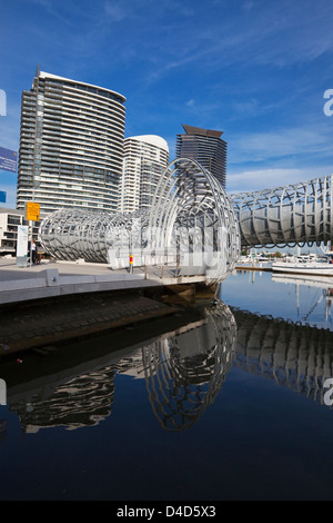 Webb-Brücke in Melbourne Docklands - Design inspirierte Koorie Fischerei fallen. Melbourne, Victoria, Australien Stockfoto