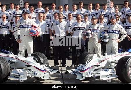 (vordere Rrown L-R) BMW Sauber polnische Fahrer Robert Kubica, Schweizer Mitinhaber Peter Sauber, deutscher BMW Motorsport Direktor Mario Theissen, deutsche technische Direktor Willy Rampf, österreichische Testfahrer Christian Klien und deutschen Fahrer Nick Heidfeld, posieren mit dem BMW Sauber Team während eines Foto-Shooting auf dem Sepang International Circuit nahe Kuala Lumpur, Malaysia, 21. März 2008. Die 200 Stockfoto