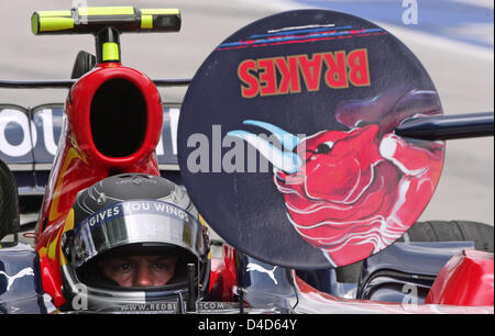 Deutsche Formel1-Fahrer Sebastian Vettel der Scuderia Toro Rosso-Ferari macht einen Boxenstopp, während im zweiten Training in Sepang International Circuit nahe Kuala Lumpur, Malaysia, 21. März 2008. Die 2008 wird Formel 1 Grand Prix von Malaysia am 23. März stattfinden. Foto: Roland Weihrauch Stockfoto