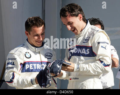 Polnische Formel-1-Fahrer Robert Kubica von BMW Sauber (R) und seinen österreichischen Teamkollegen testen Fahrer Christian Klien (L) Chat vor dem ersten Training in Sepang International Circuit nahe Kuala Lumpur, Malaysia, 21. März 2008. Die 2008 wird Formel 1 Grand Prix von Malaysia am 23. März stattfinden. Foto: Roland Weihrauch Stockfoto