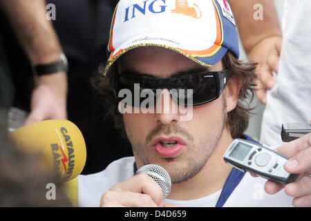 Spanisch-Formel-1-Fahrer Fernando Alonso von Renault F1 gibt ein Interview nach dem zweiten Training in Sepang International Circuit nahe Kuala Lumpur, Malaysia, 21. März 2008. Die 2008 wird Formel 1 Grand Prix von Malaysia am 23. März stattfinden. Foto: Roland Weihrauch Stockfoto