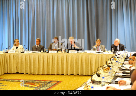 Außenministerin Clinton, französischer Außenminister Kouchner, haitianischer Premierminister Bellerive und ehemaliger Präsident Clinton nehmen an einer Sondersitzung der Interims-Mission Haiti Reovery Teil Stockfoto