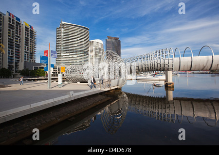 Webb-Brücke in Melbourne Docklands - Design inspirierte Koorie Fischerei fallen. Melbourne, Victoria, Australien Stockfoto