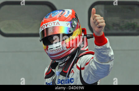 Deutsche Formel1-Fahrer Timo Glock Toyota F1 reagiert nach dem Q3 Qualifying in Sepang Circuit in der Nähe von Kuala Lumpur, Malaysia, 22. März 2008. Glock startet aus einer überraschenden 10. Position im Raster der 2008 Formel 1 Malaysia Grand Prix in Sepang Circuit am 23. März statt. Foto: ROLAND WEIHRAUCH Stockfoto