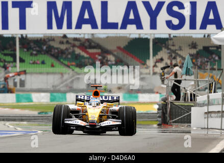 Spanisch-Formel-1-Fahrer Fernando Alonso von Renault F1 tritt in der Boxengasse im Q3 Qualifying in Sepang Circuit in der Nähe von Kuala Lumpur, Malaysia, 22. März 2008. Alonso startet von 9. Platz in 2008 Formel 1 Malaysia Grand Prix in Sepang Circuit am 23. März statt. Foto: Gero Breloer Stockfoto