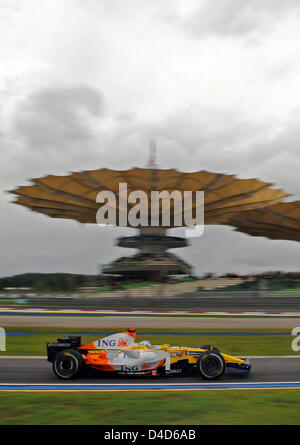 Spanisch-Formel-1-Fahrer Fernando Alonso von Renault F1 tritt in der Boxengasse im Q3 Qualifying in Sepang Circuit in der Nähe von Kuala Lumpur, Malaysia, 22. März 2008. Alonso startet von 9. Platz in 2008 Formel 1 Malaysia Grand Prix in Sepang Circuit am 23. März statt. Foto: Gero Breloer Stockfoto