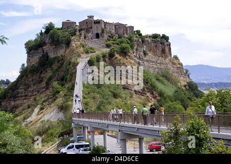 (Dpe-Datei) Die Datei Bild vom 6. August 2006 zeigt einen schönen romantischen Blick auf die vom Aussterben bedrohten Dorf Civita di Bagnoregio, Italien.  Das Dorf Holzkreuz auf Tuff ist eines der sogenannten "Aussterben Dörfer" ("Citta Que Muore"), immer weniger Menschen wollen die Diffulties in diesen schwer zugänglichen Dörfern zu leben, wie Bagnoregio zugänglich nur durch einen 250 Meter langen p Stockfoto