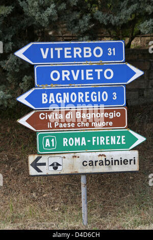 (Dpa-Datei) Die Datei Bild vom 6. August 2006 zeigt Wegweiser zu den verschiedenen Standorten in der "Paese Che Muore" ("Dying-Out land") in der Provinz Latium Italien. Foto: Lars Halbauer Stockfoto