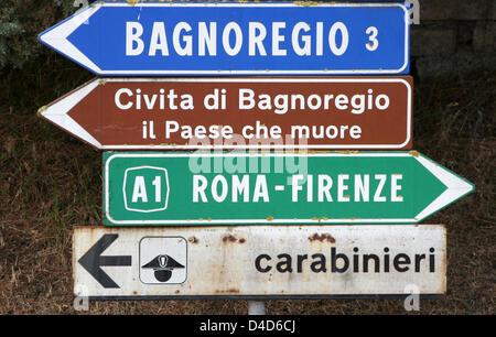 (Dpa-Datei) Die Datei Bild vom 6. August 2006 zeigt Wegweiser zu den verschiedenen Standorten in der "Paese Che Muore" ("Dying-Out land") in der Provinz Latium Italien. Foto: Lars Halbauer Stockfoto