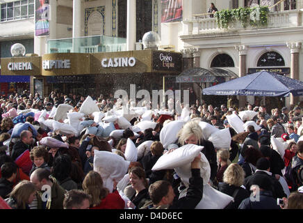 Hunderte von Menschen versammeln sich für eine Masse Kissenschlacht in der Innenstadt von London, Vereinigtes Königreich, 22. März 2008. Die Funsters ausgestattet mit Daunen gefüllte Kissen trafen sich am Leicester Square, so die Organisatoren, die Kissen dieser Art kämpft passieren gleichzeitig in mehreren Städten auf der ganzen Welt stattfinden. Diese sogenannte "flash Mobs", Massenveranstaltungen, die über das Internet organisiert werden voraussichtlich hap Stockfoto