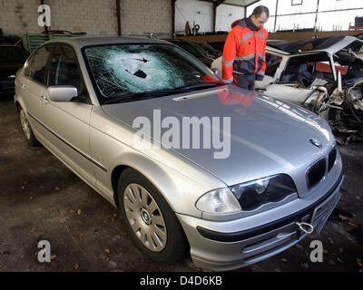 Das Bild zeigt ein Auto, nachdem es von einem Protokoll des Holzes von sechs kg in Oldenburg, Deutschland, 24. März 2008 getroffen wurde. Eine unbekannte Person warf das Protokoll von einer Autobahnbrücke von der A38 nahe dem Autobahnkreuz Oldenburg-Nord, als das Auto unter der Brücke vorbei war. Das Protokoll traf das Auto, das Frontschild durchbrach und tötete eine 33-jährige Mutter zweier auf dem Beifahrersitz. Die w Stockfoto