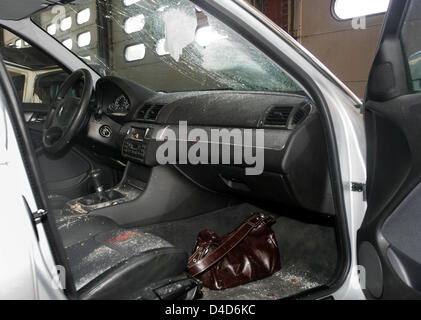 Das Bild zeigt das Innere eines Autos, nachdem es von einem Protokoll des Holzes von sechs kg in Oldenburg, Deutschland, 24. März 2008 getroffen wurde. Eine unbekannte Person warf das Protokoll von einer Autobahnbrücke von der A38 nahe dem Autobahnkreuz Oldenburg-Nord. Das Protokoll traf ein Auto, das Frontschild durchbrach und tötete eine 33-jährige Mutter zweier auf dem Beifahrersitz. Ehemann der Frau und ihre Kinder Stockfoto