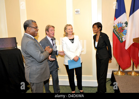 Haitianischer Premierminister Bellerive, französischer Außenminister Kouchner, Außenministerin Clinton und Berater Mills Chat nach der Unterzeichnung einer Absichtserklärung Stockfoto