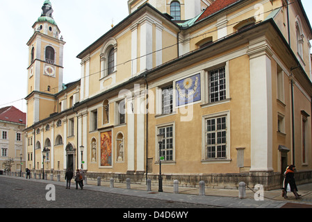 Vor der Kathedrale von St. oder Sankt Nikolaus Ljubljana Slowenien Europa Stockfoto