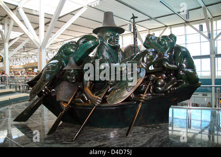 (Dpa-Datei) Das Bild zeigt die Skulptur "The Spirit of Haida Gwaii, The Jade Kanu" Haida Künstlers Bill Reid in der Abflughalle am Flughafen in Vancouver, Kanada, 8. September 2007. Foto: Alexandra Schuler Stockfoto