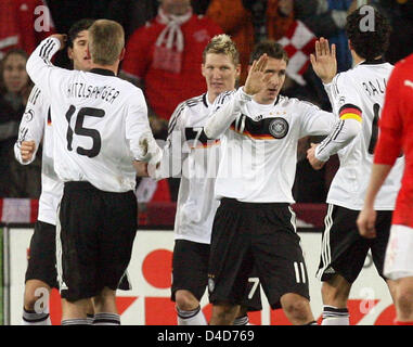 (L-R) Thomas Hitzlsperger, Bastian Schweinsteiger, Miroslav Klose und Michael Ballack Deutschlands feiern die 0: 1 in der Test-GAP Schweiz / Deutschland in Basel, Schweiz, 26. März 2008. Deutschland besiegte der Co-Gastgeber der UEFA Euro 4-0. Foto: Bernd Weissbrod Stockfoto